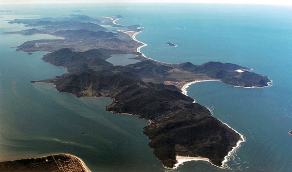 Uma vista aérea da extremidade sul da ilha, praia dos Naufragados