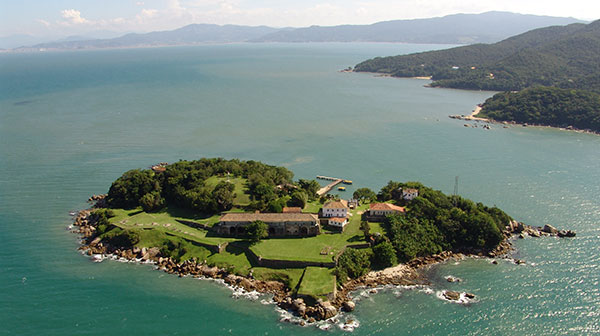 Uma vista aérea da Ilha de Anhatomirim